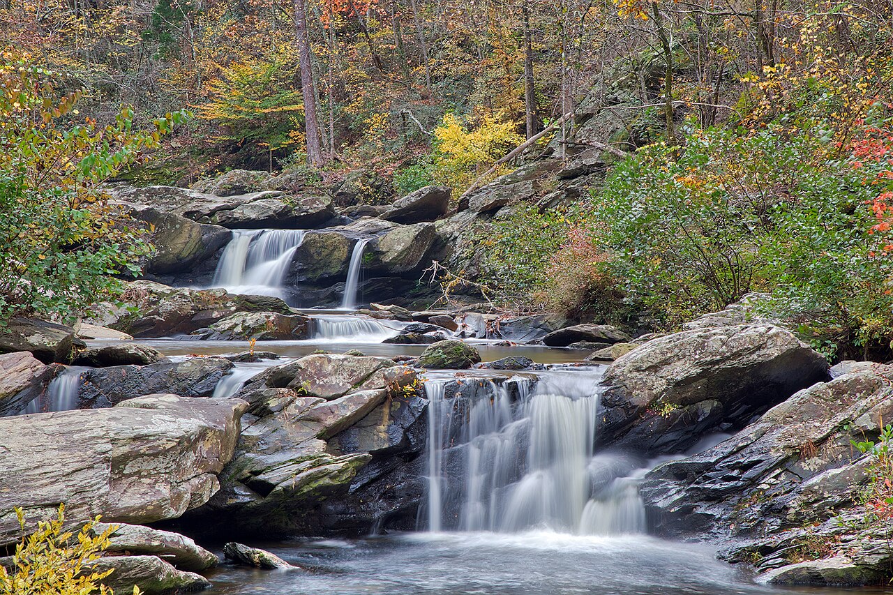 Devil's Den Falls, a waterfall in Alabama