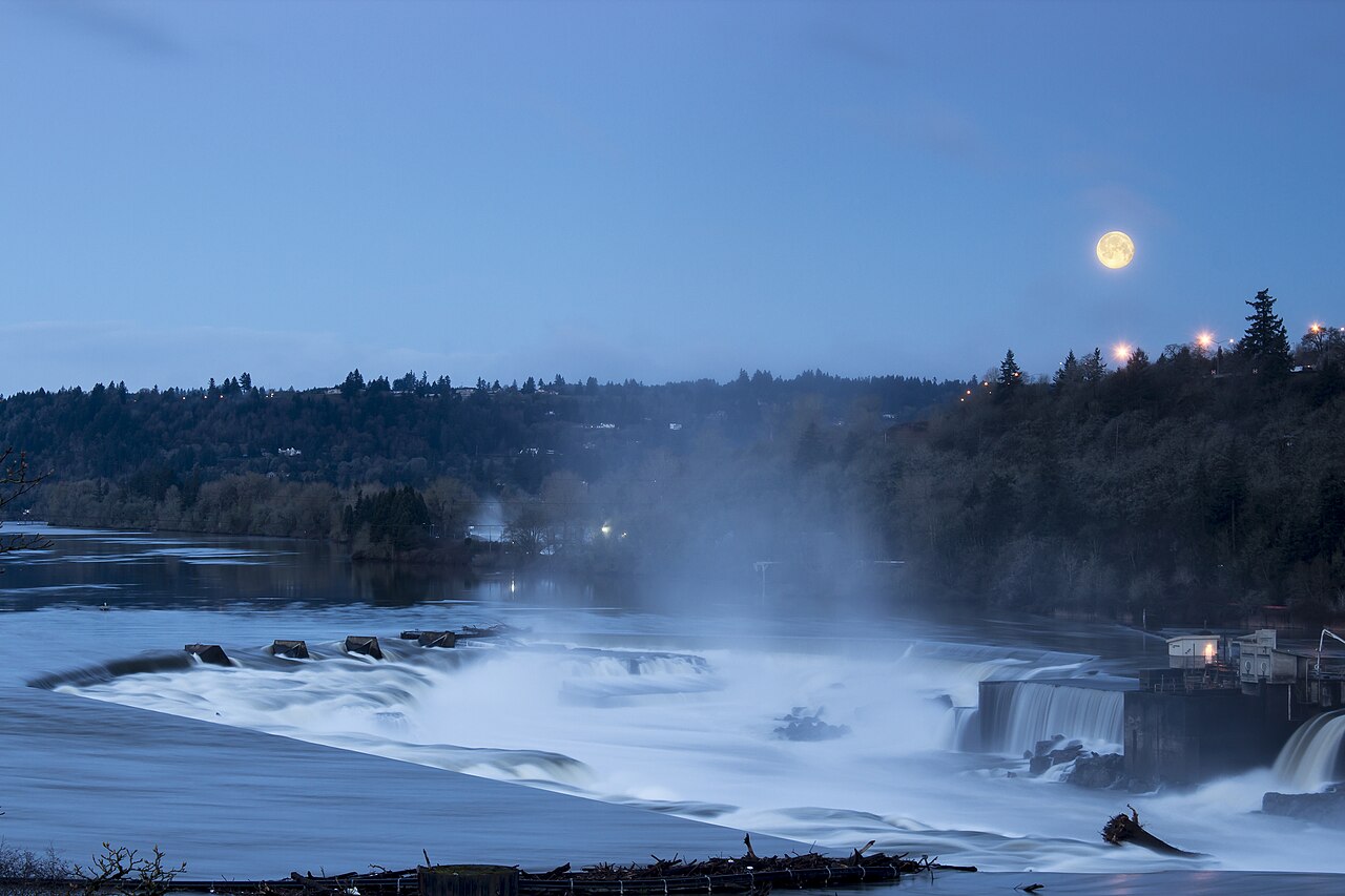 Moon Falls, a waterfall in Oregon