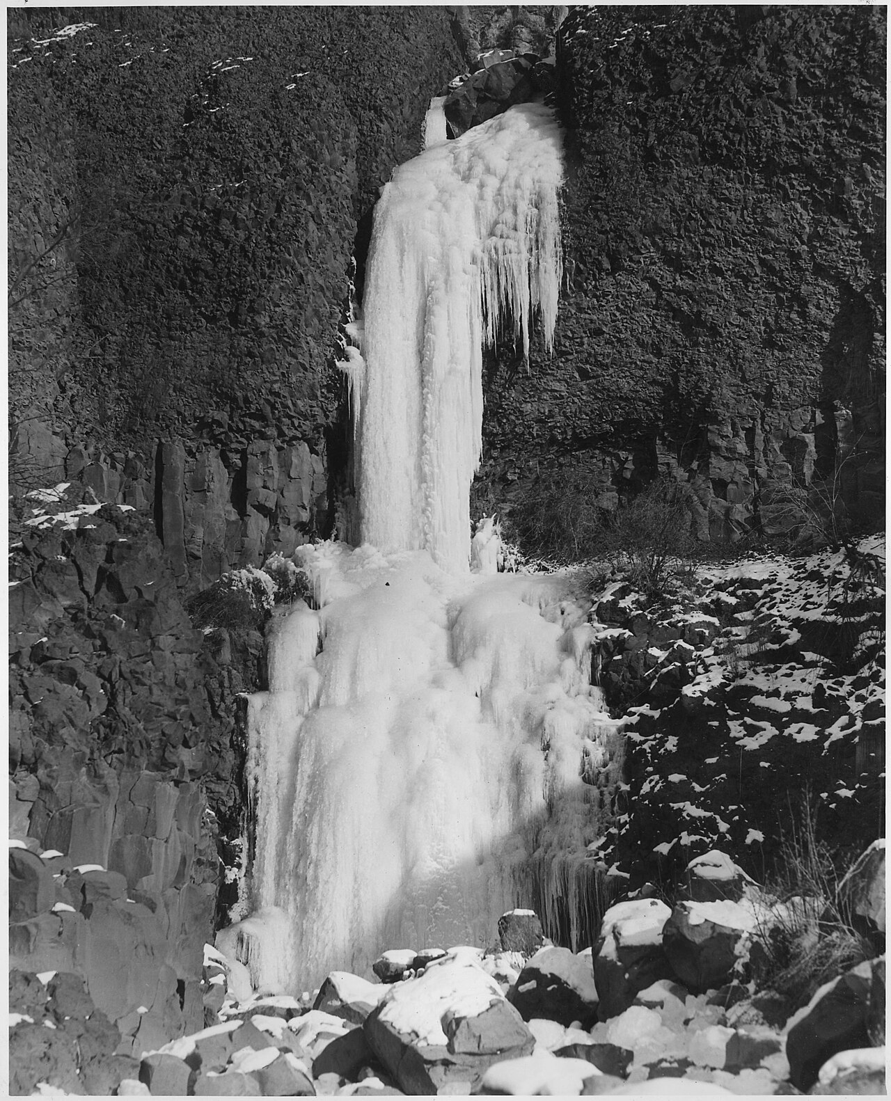 Punch Bowl Falls, a waterfall in Oregon